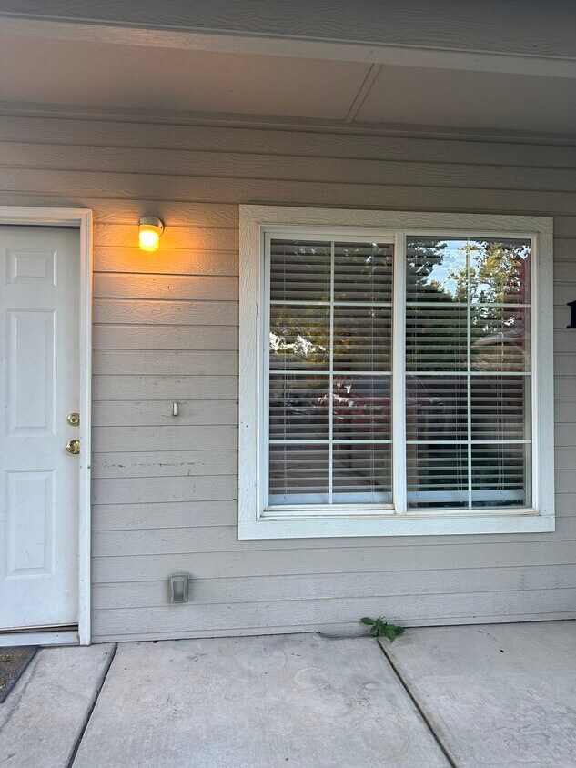 Front door - 1415 E Maple St