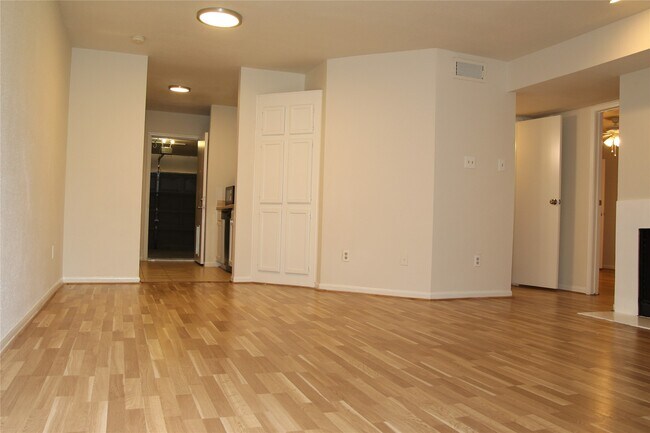 Foto del edificio - 2425 Holly Hall St