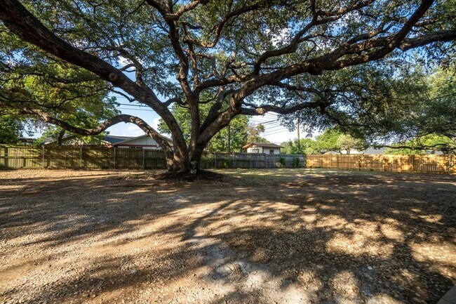 Building Photo - 7106 Menchaca Rd