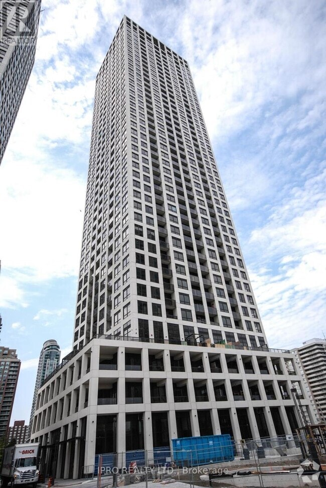 Building Photo - 30-730 Elm Dr W