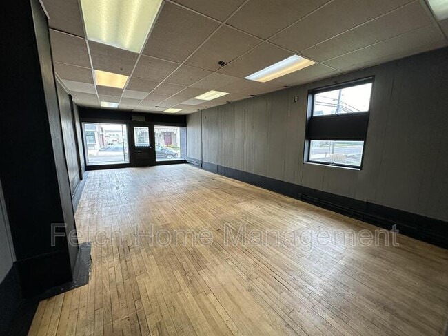 Building Photo - 107 E Main St