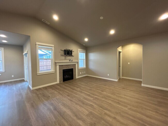 Building Photo - 3 Bedroom / 2 Bathroom Single Level Home i...