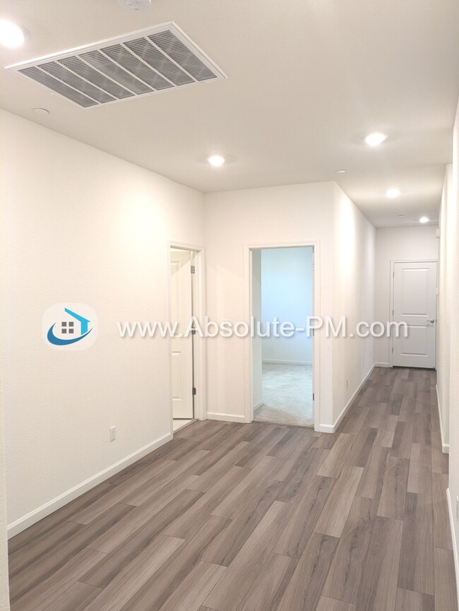Building Photo - Amazing 4 Bedroom 2 Bath Solar Built in 20...