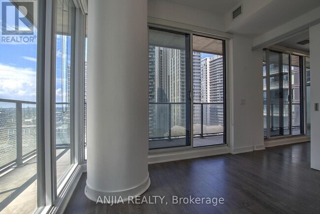 Photo du bâtiment - 115 Blue Jays Way