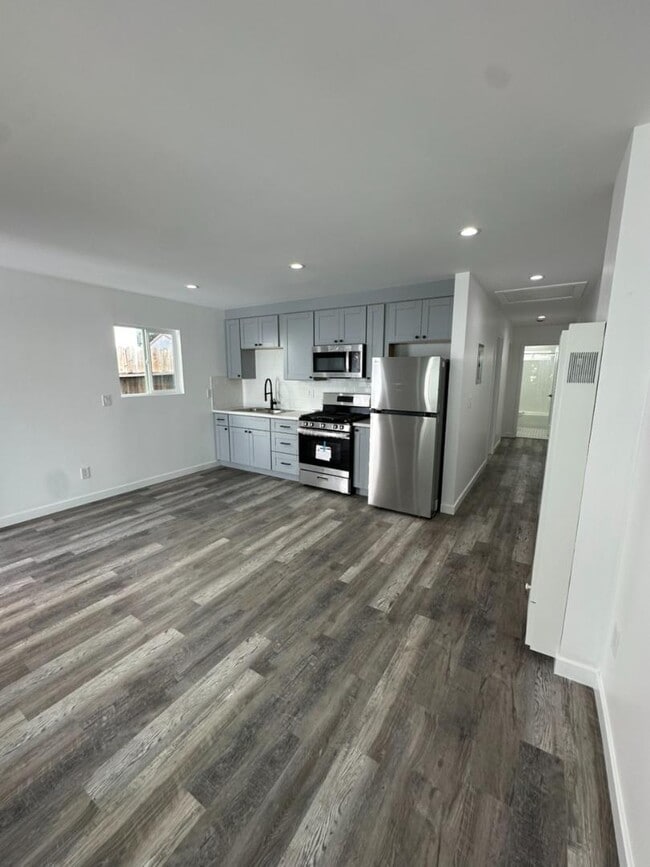 Building Photo - 626 W 54th St