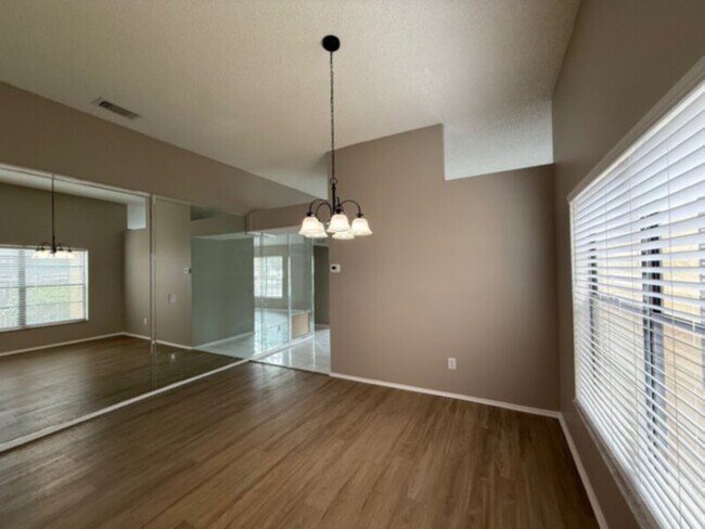 Building Photo - LARGE 3 Bed-Family Room-Screen Porch &amp;...