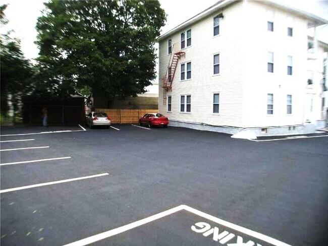 Foto del edificio - 690 Elm St