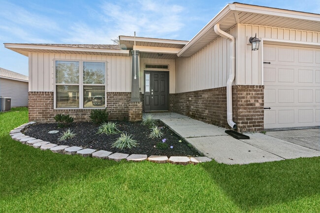 Building Photo - 5555 Peach Dr