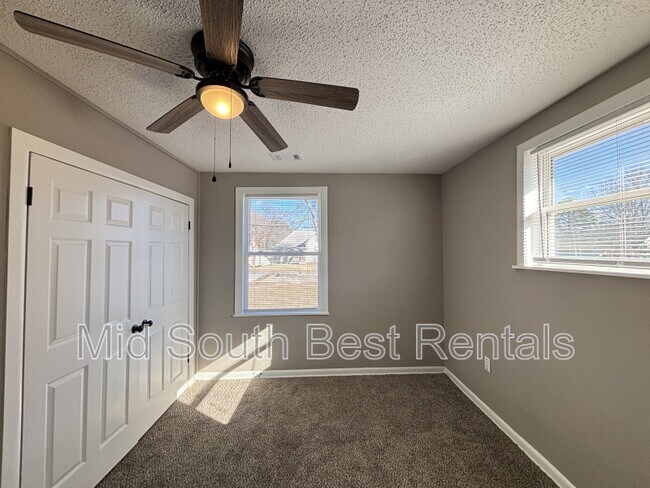 Building Photo - 1602 Schaer St