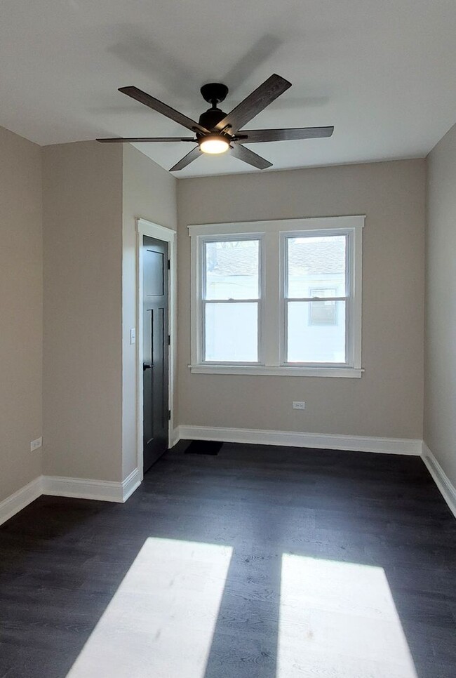 Building Photo - 2 bd 1 ba bungalow with a loft in Joliet