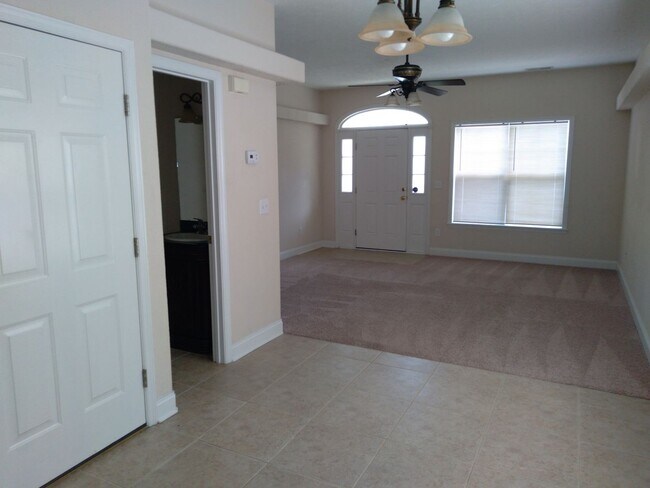 Foto del edificio - 2 Bedroom 2.5 Bath Townhouse with garage a...