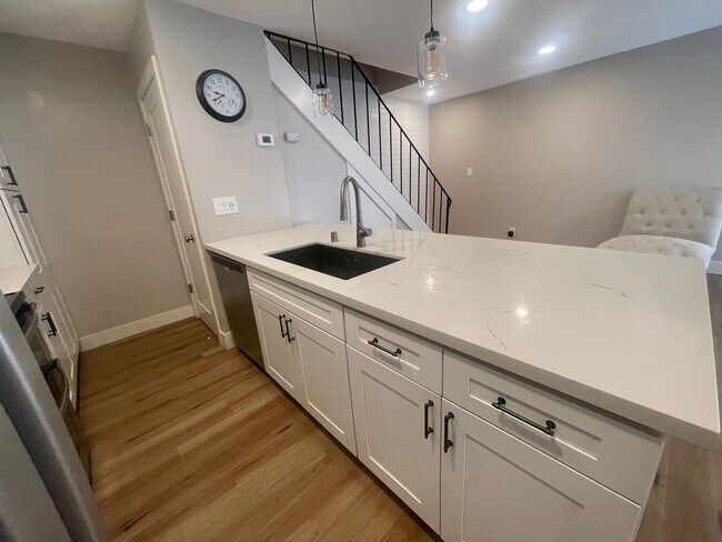 Foto del edificio - Beautifully Updated Townhouse in Madison V...