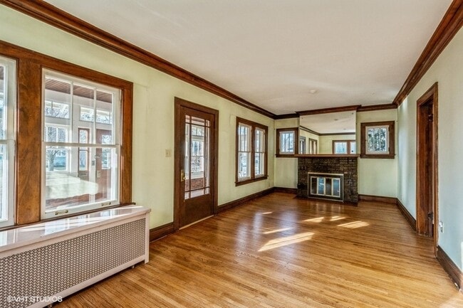 Building Photo - 631 S Grove Ave