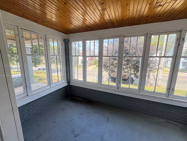 Building Photo - Lower remodeled 2 bedroom duplex