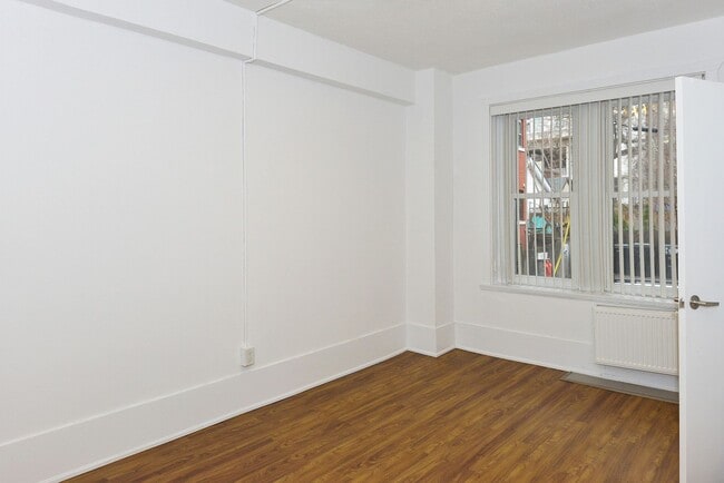 Building Photo - 160 Huron St