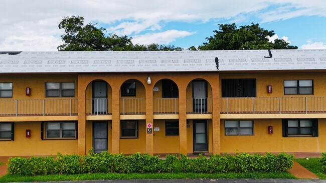 Building Photo - 2021 W Woolbright Rd