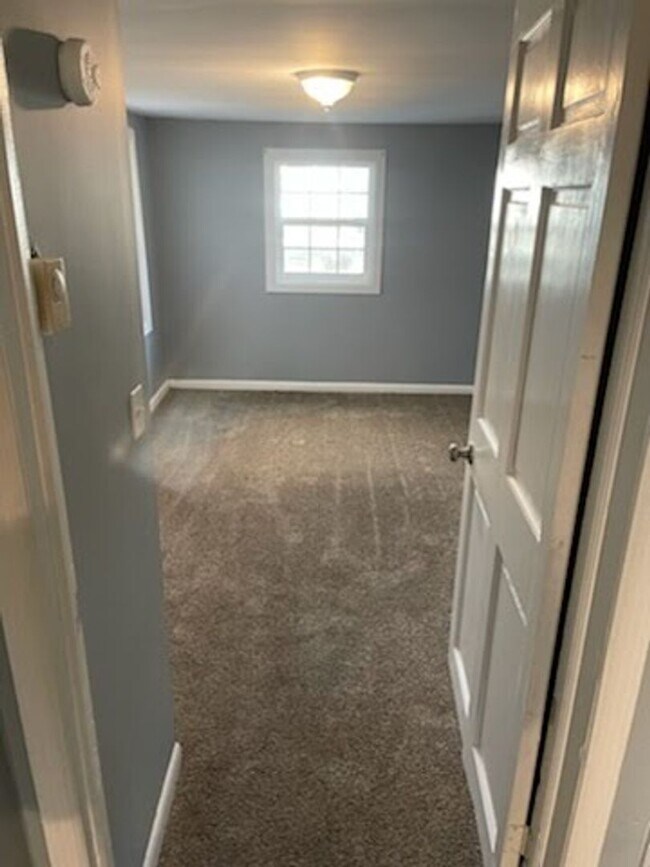 Building Photo - Cozy Three Bedroom Home