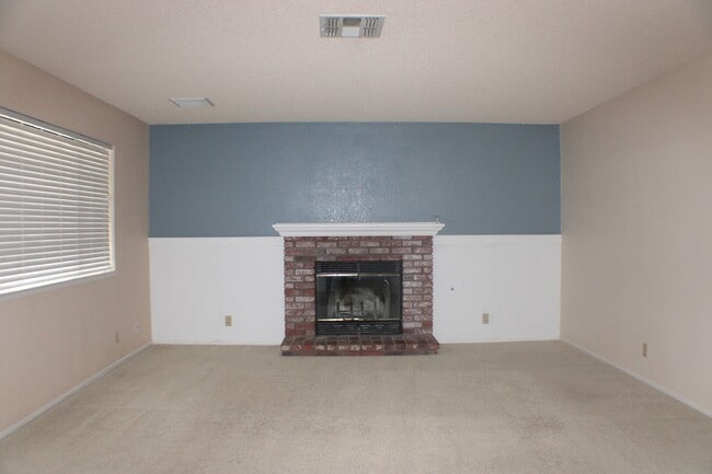 Building Photo - Stylish 3-Bedroom Home with Spacious Backyard & Modern Comforts