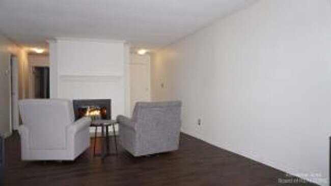 Building Photo - 2 Bedroom Lakeside Condo