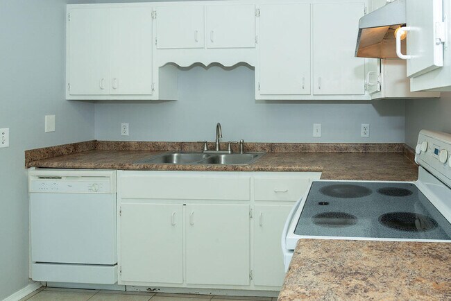Building Photo - 2240 Estate Cir