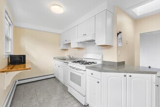 Building Photo - 30 Saxton St