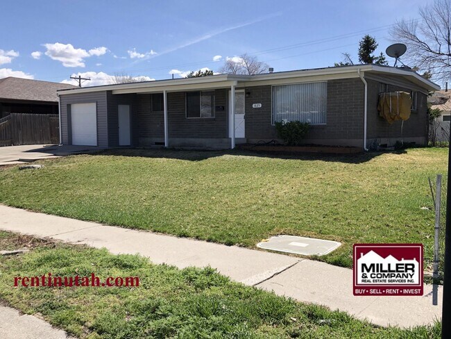 Building Photo - 1625 Paradise Ln