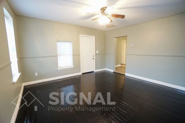 Foto del edificio - 8432 Lawley Ave