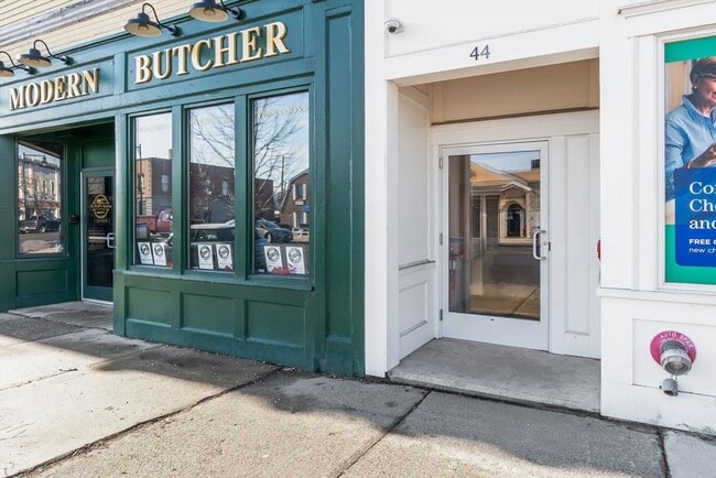 Building Photo - 44 Maple St