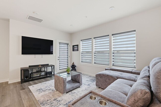 Building Photo - Move right into this immaculate, nearly new 2-bedroom, 2-bath condo offering modern finishes and ...