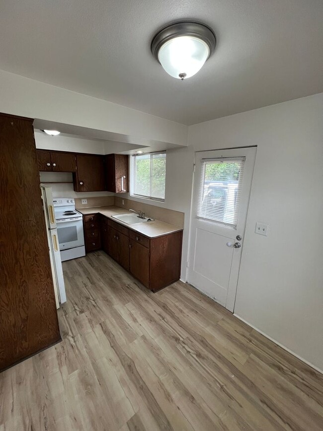 Building Photo - 352-352 E 17th Ave