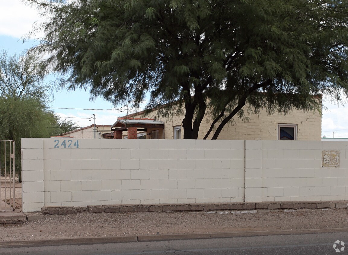 Foto del edificio - 2424 N Stone Ave