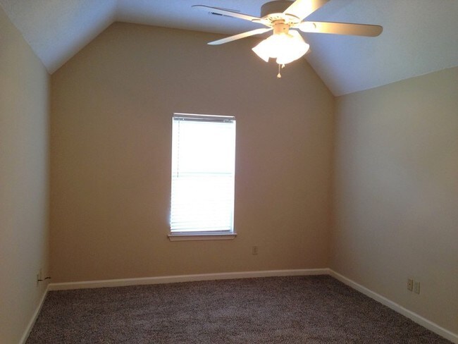 Foto del edificio - Charming Home Located on State Line Road!