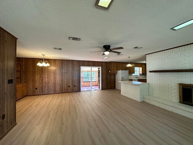 Building Photo - 697 Green St