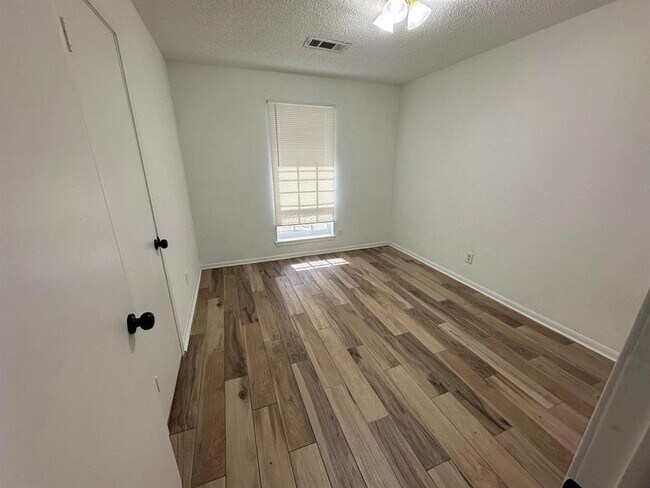 Foto del edificio - 8230 Amurwood Dr