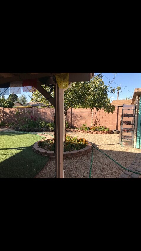 Foto del edificio - 8520 E Thornwood Dr