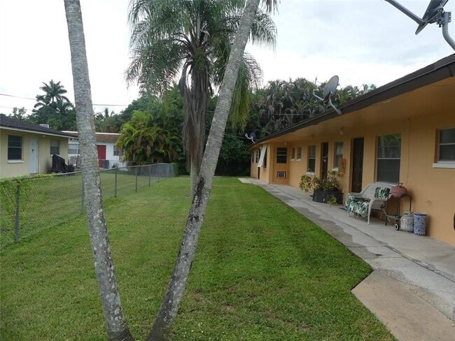 Building Photo - 4725 SW 65th Ave