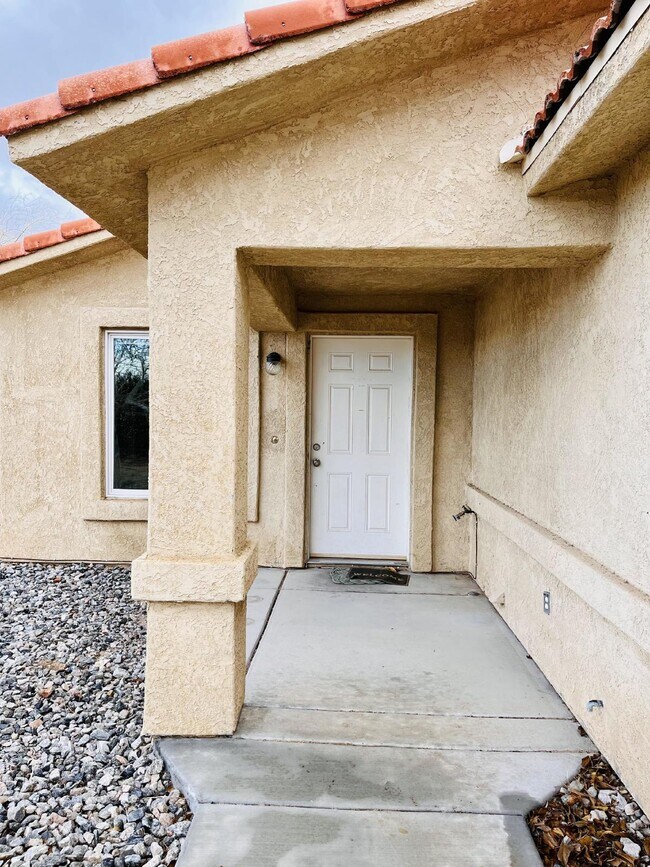 Building Photo - 4 Bedroom, 2 Bath Home with Attached Garag...