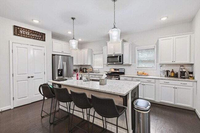 Foto del edificio - Stunning & Spacious Downtown Kennesaw Townhome 3 Bed 3.5 Bath w/2 Car Garage!