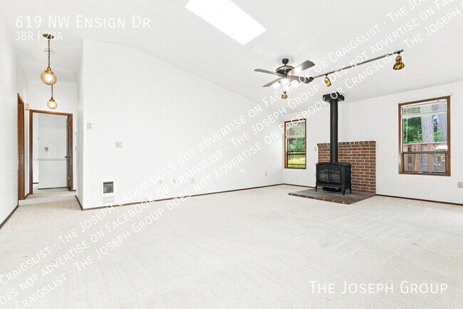 Foto del edificio - 619 NW Ensign Dr
