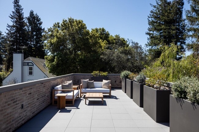 Building Photo - 164 Waverley St