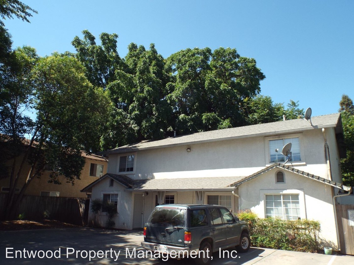 Primary Photo - 1265 N Cedar St