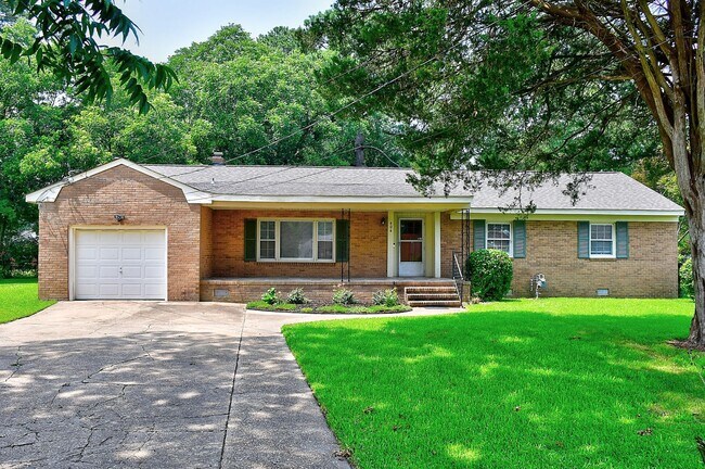 Foto del edificio - STUNNING 3 BEDROOM RANCH WATERFRONT HOME ON 1 ACRE W/ 1 CAR GARAGE!!