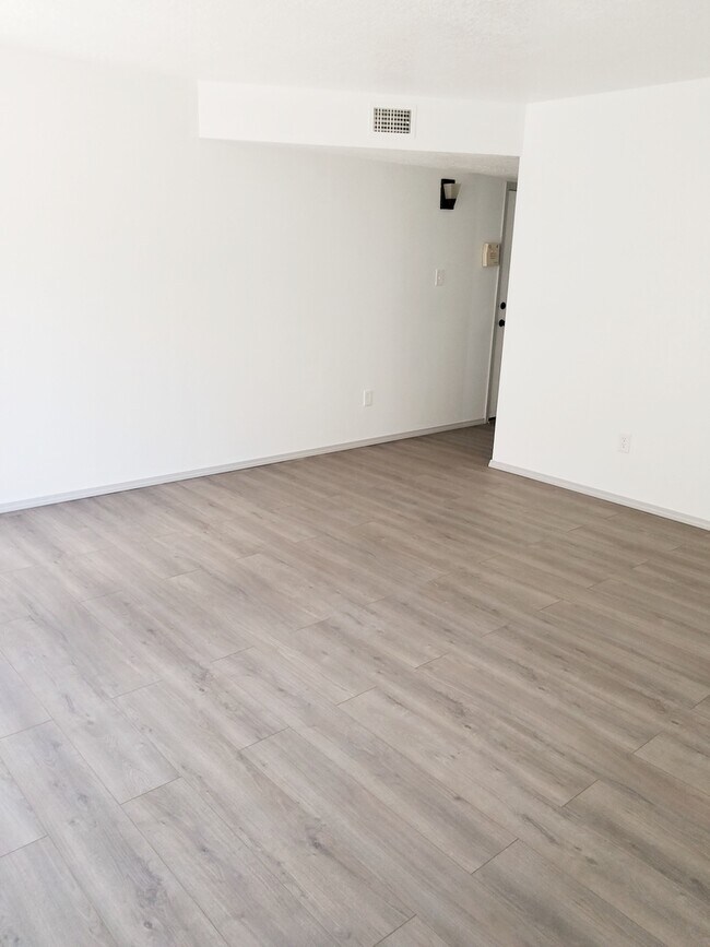Building Photo - Beautiful 3 bedroom 2 bath in SW