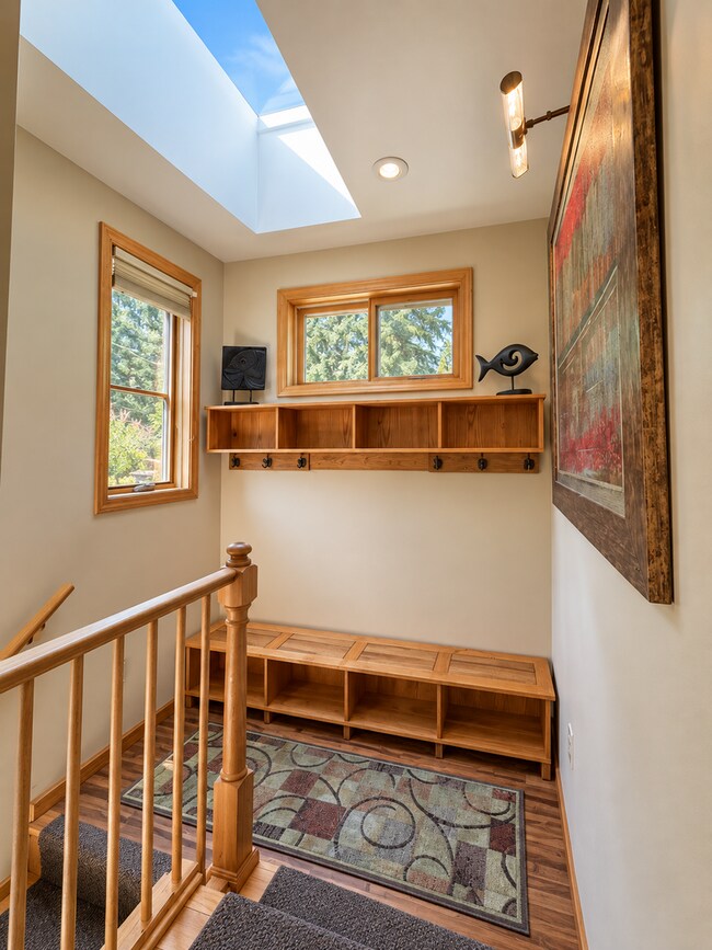 Foto del edificio - 12212B Densmore Ave N Carriage House