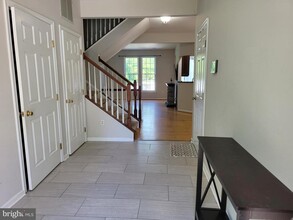 Building Photo - 10 Bridle Ct