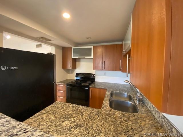 Foto del edificio - 650 NE 61st St