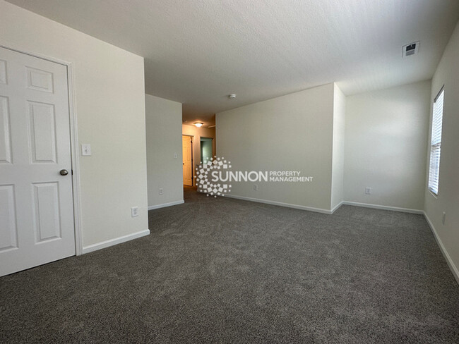 Building Photo - Beautifully Remodeled 4 BR