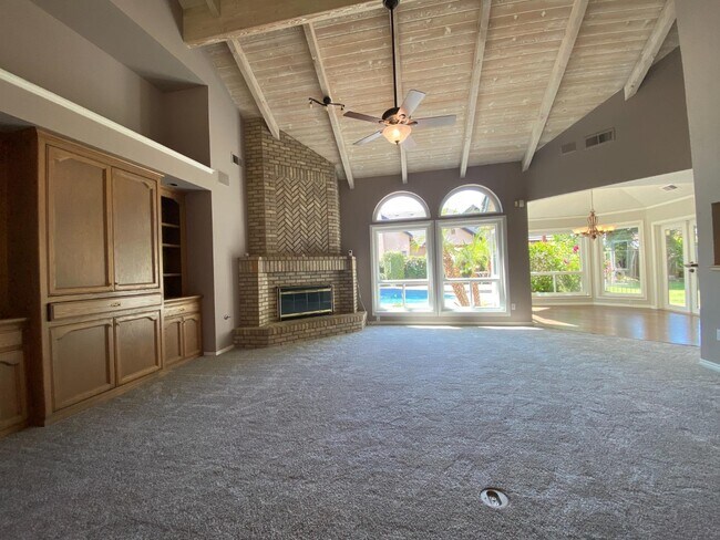 Foto del edificio - 2489 W Beechwood Ave