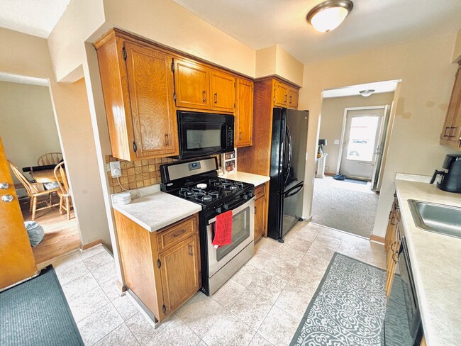 Building Photo - Great crystal home with huge fenced in bac...