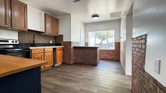 Building Photo - MiracleMile1468